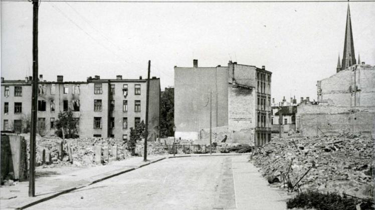 Rostocker Ottostraße nach dem Bombenangriff 1942