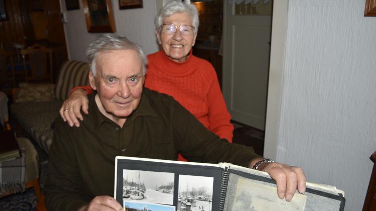 Fischer Karl Heinz Ruschau und seine Frau Erna haben noch ein Fotoalbum, wo der Alte Strom voller Kutter ist
