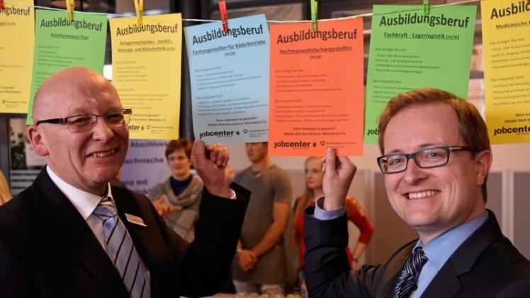 Im Job-Café: Job-Center-Geschäftsführer Frank Münkewarf (li.) und Kristjan Messing, Geschäftsführer operativ der Agentur für Arbeit Oldenburg-Wilhelmshaven, ziehen an einem Strang. 