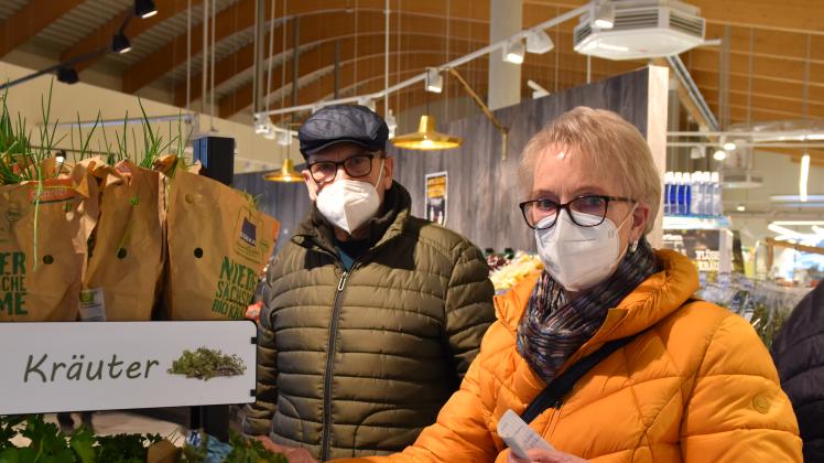Wie die meisten Delmenhorster behalten sie ihre Maske beim Einkauf lieber auf: Gudrun und Peter Goldmann kaufen auch nach Ende der Maskenpflicht mit Mundschutz bei Inkoop ein. 