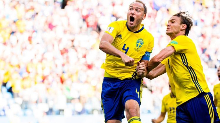 Große Freude: Schwedens Kapitän Andreas Granqvist (l) jubelt zusammen mit Albin Ekdal über sein Strafstoßtor, das den 1:0-Siege gegen Südkorea bescherte. Foto: imago/Bildbyran