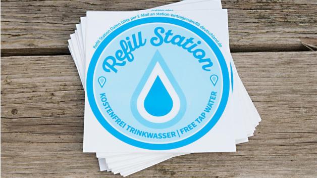 Mit dem hellblauen Logo zeigen die teilnehmenden Läden, dass sie kostenfrei Trinkwasser ausschenken. Foto: Refill Deutschland