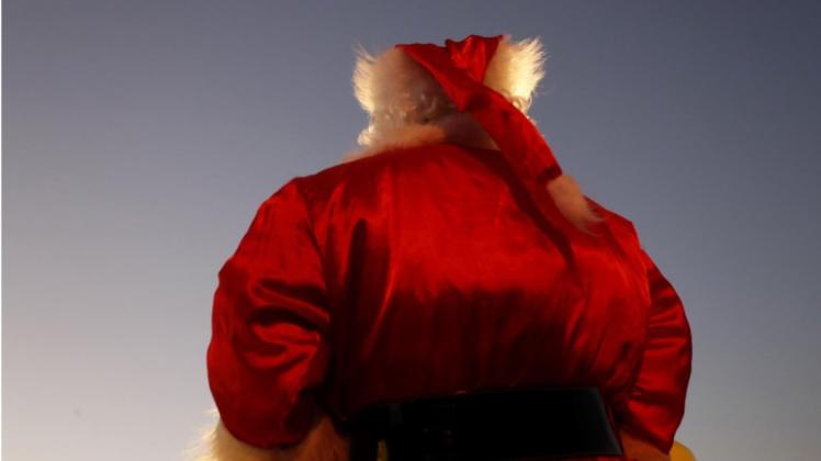 Die Polizei Gütersloh hat nach einem als Weihnachtsmann verkleideten Mann gesucht, der Kinder angesprochen haben soll. Symbolfoto: dpa
