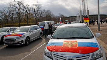 Ukraine-Krieg - Autokorso in Berlin mit russischen Fahnen