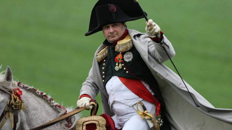 Ein Hut Napoleons, der von der Schlacht von Waterloo stammen soll, wurde versteigert. Dieses Bild stammt von einer nachgestellten Schlacht in Belgien. Foto: imago/Xinhua