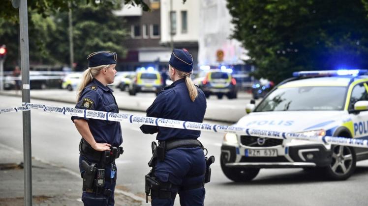 Polizisten sichern eine Straße. Bei einer Schießerei im südschwedischen Malmö sind am Montag mehrere Menschen, teils tödlich, verletzt worden. Foto: dpa/Johan Nilsson/TT NYHETSBYRÅN/AP