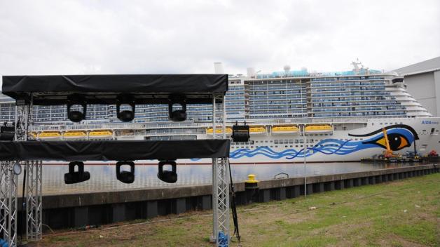 Fünf Líchttürme sind am Hafenbecken der Meyer Werft aufgestellt, um die "AIDAnova" am Freitag in Szene zu setzen. Foto: Christoph Assies