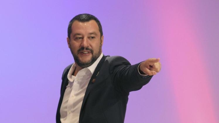 Italiens Innenminister Matteo Salvini will Anzeige gegen diejenigen stellen, die illegale Einwanderung begünstigen. Foto: dpa/Ronald Zak/AP
