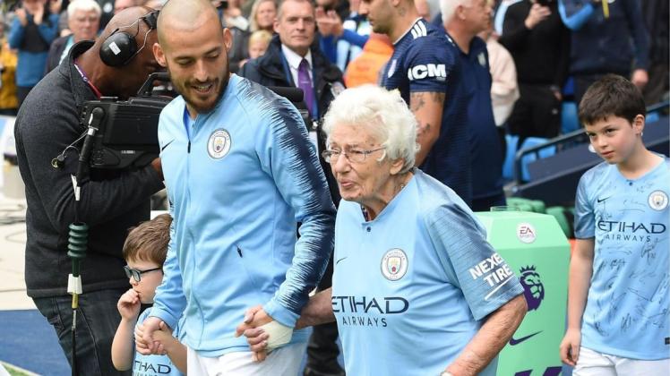 Die 102-jährige Vera Cohen hat seit 1930 eine Dauerkarte für die Heimspiele von Manchester City. Foto: AFP/Paul Ellis