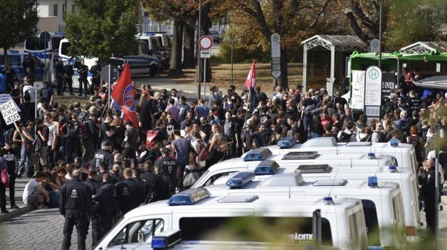 Köthen: Route rechter Demonstranten mit Friedenssymbolen bemalt | SVZ