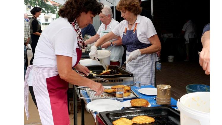Beim 10. Pfannkuchenessen des Heimatvereins Glane auf dem Hof Averbeck war die Nachfrage nach den knusprigen Kartoffelpuffern so groß, dass die Köchinnen kaum nachkamen. Foto: Monika Vollmer