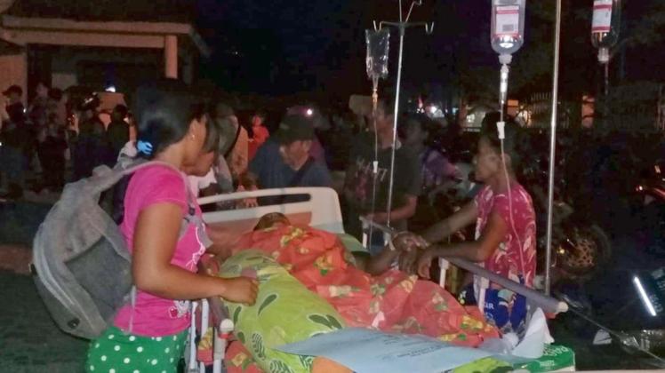 Nach dem Beben mussten Patienten aus einem Krankenhaus evakuiert werden. 