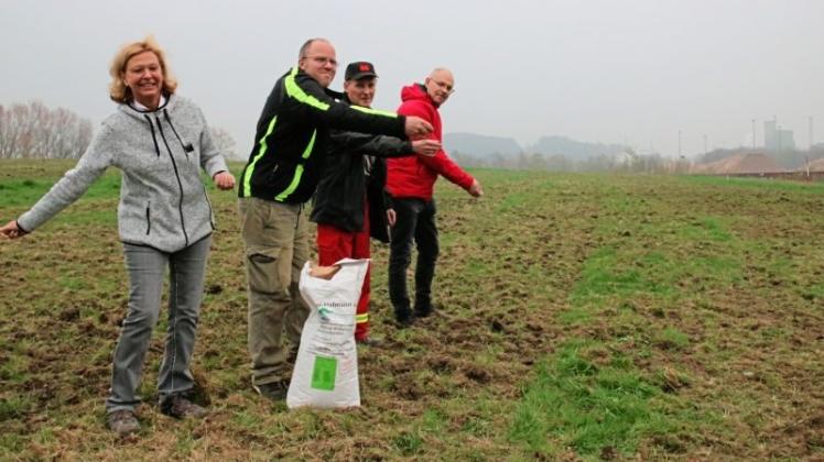 Fangen schon einmal an, regionales Saatgut für die größte Blühwiese im Landkreis auszusäen: (von links) Beate Zimmermann, Kai Behncke, Klaus Schulbert und Peter Borgmann. 