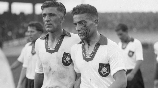 Nazideutschland, hier Ludwig Goldbrunner (links) und Jakob Streitle, spielte nur 1:1 gegen die Schweiz. Foto: Witters
