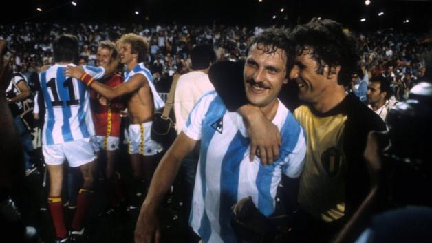 Marc Baecke und Torwart Jean Marie Pfaff (beide Belgien) bejubeln den Sieg im Eröffnungsspiel. Foto: imago/WEREK Marc Baecke und Torwart Jean Marie Pfaff (beide Belgien) bejubeln den Sieg im Eröffnungsspiel. Foto: imago/WEREK
