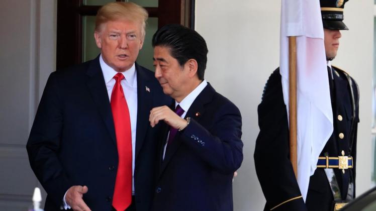 US-Präsident Donald Trump (l.) trifft den japanischen Ministerpräsidenten Shinzo Abe im Weißen Haus. Foto: dpa