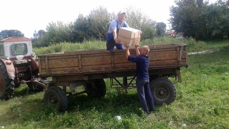Die Verteilung der Hilfsgüter in der Ukraine erfolgte teilweise per Trecker. Foto: Freundeskreis der Ukrainefahrer Lingen