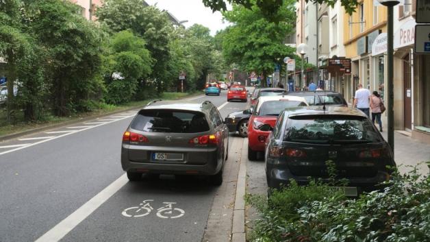 Gleich zwei Autos blockieren den Radweg an der Dielingerstraße. Foto: Daniel Doerk