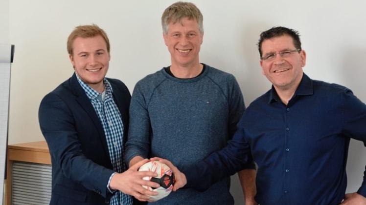 Gemeinsam am Ball: Fino Oetken, Adrian Hoppe und Jens Hafemann (von links) bilden in der kommenden Saison das Trainerteam bei der HSG Delmenhorst II. 