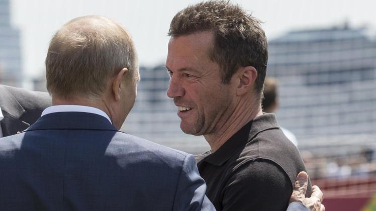 Die Nähe zwischen Putin und Matthäus sorgt für Kritik. Foto: Foto: Alexander Zemlianichenko/AP/dpa