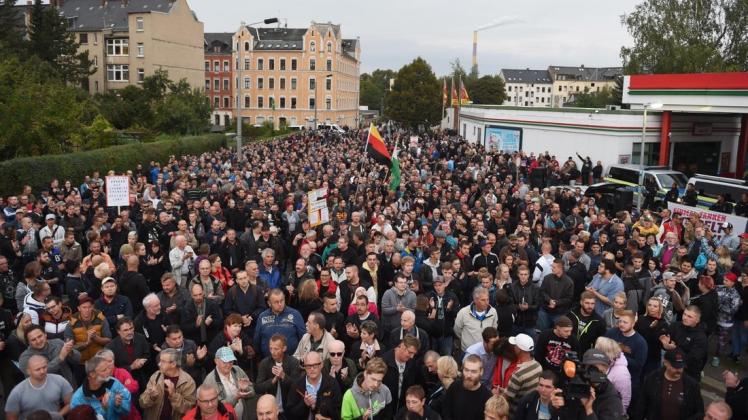 Rund 900 Menschen hatten laut Polizeiangaben an den Protestkundgebungen in Chemnitz teilgenommen. Foto: picture alliance/dpa