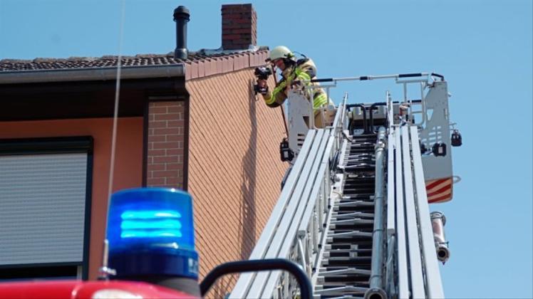 Mit einer Wärmebildkamera untersuchte die Feuerwehr, ob hinter der Fassade noch Gefahren drohten. 