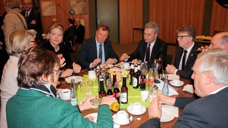 Kurzes Verschnaufen im Recker Ratssaal für Markus Pieper (Mitte) und (im Uhrzeigersinn) Günther Oettinger, Reckes Bürgermeister Eckhard Kellermeier, CDU-Ortsvorsitzender Martin Attermeyer, CDU-Bezirkschef Karl-Josef Laumann, die Bundestagsabgeordneten Sybille Benning und Anja Karliczek sowie CDU-Kreisvorsitzende Christina Schulze Föcking. 