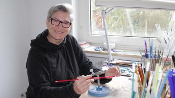 Ursula Schreck verarbeitet in ihren Glasperlen Asche von verstorbenen Tieren.
