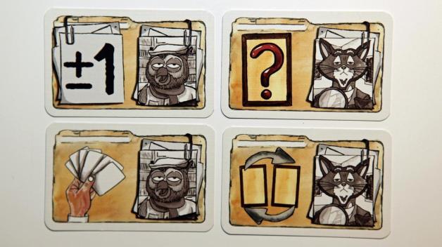 Maler Eule und Museumsleiter Katz, die von Spielergruppen vertreten werden, dürfen Hilfskarten verwenden, um sich die Aufgabe zu erleichtern. Foto: Karsten Grosser