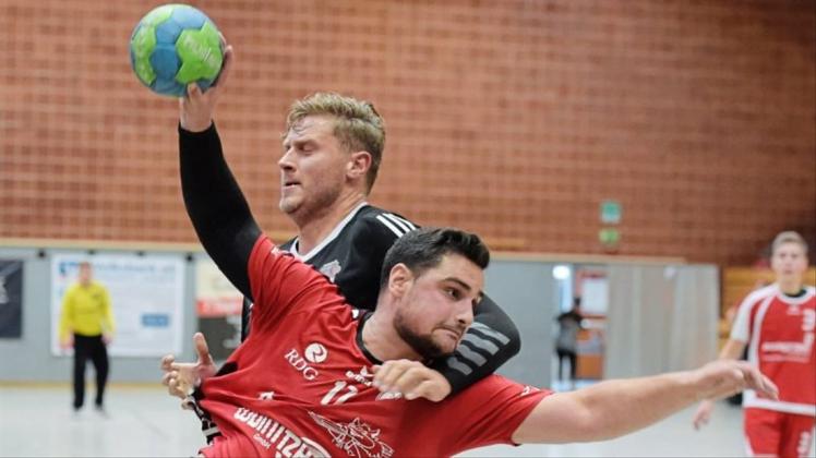 Haben endlich die ersten Pluspunkte auf ihrem Konto: die Landesliga-Handballer der HSG Delmenhorst II um Tobias Schenk (vorn). 