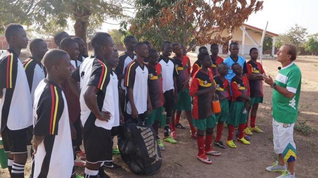 Gernot Rohr bei seiner Arbeit für FOGEBU in Burkina Faso. Foto: Deutscher Fußball Botschafter Gernot Rohr bei seiner Arbeit für FOGEBU in Burkina Faso. Foto: Deutscher Fußball Botschafter