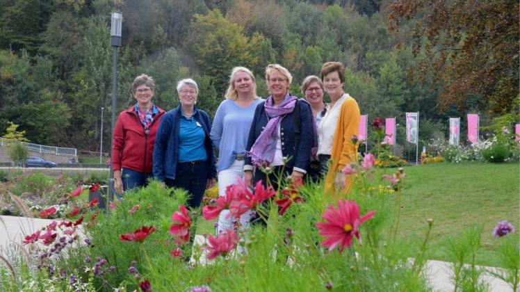 Die niedersächsische Landwirtschaftsministerin Barbara Otte-Kinast (4. von links) war beim Landfrauentag auf der Landesgartenschau in Bad Iburg. Dorthin kamen 1000 Landfrauen aus der Region. Foto: Laga/Sarrazin