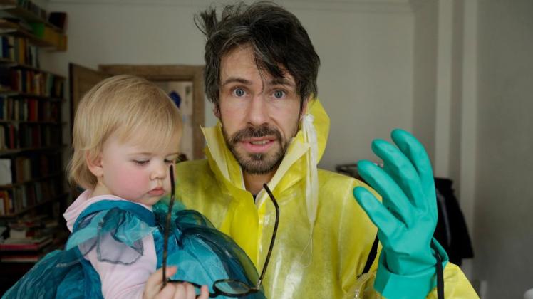 David Sieveking – in Karnevalsverkleidung – und seine Tochter Zaria in einer Szene des Film „Eingeimpft“. 
