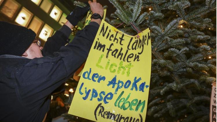 Das Osnabrücker Signal: Im Dezember 2017 demonstrierten Osnabrücker Bürger für atomare Abrüstung. Foto: Gert Westdörp