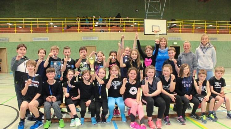 So sehen Sieger aus: Wie bereits im Vorjahr, ist es an der Grundschule Bad Rothenfelde erneut einer Klasse 4a gelungen, das Ballsport-Turnier kurz vor den Osterferien für sich zu entscheiden. 