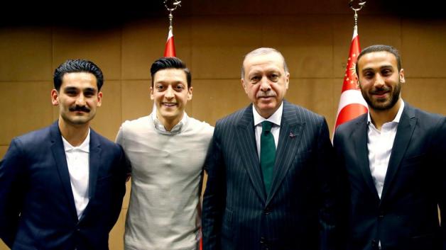 Das wahrscheinlich meist diskutierte Foto vor der WM: Es zeigt (von links) die Nationalspieler Ilkay Gündogan und Mesut Özil gemeinsam mit dem türkischen Präsidenten Recep Tayyip Erdogan und dem türkischen Nationalspieler Cenk Tosun. Foto: dpa