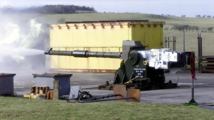 Dieses Geschütz verschießt bei einem Test uranhaltige DU-Munition - das aber in Schottland. Der Direktor der WTD im Emsland soll sich in weiser Voraussicht geweigert haben. 