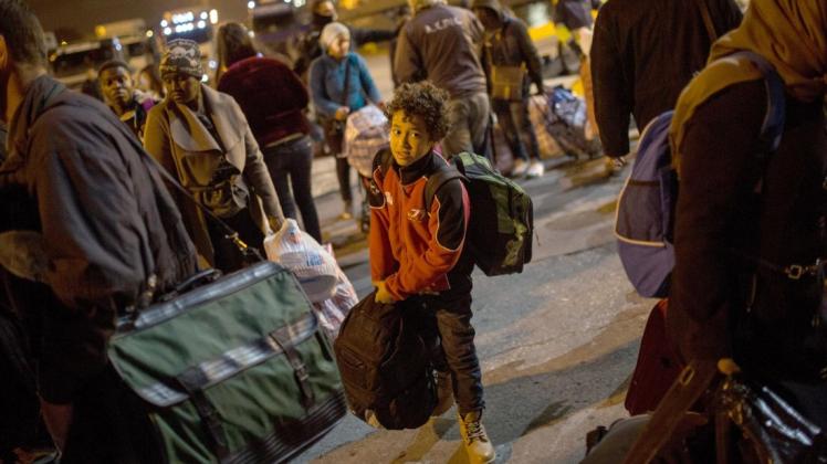 Ein Junge kommt von einer Passagierfähre in der Hafenstadt Piräus an. Die Fähre brachte 2017 Flüchtlinge von der Insel Lesbos ans Festland. Foto: dpa/Angelos Tzortzinis