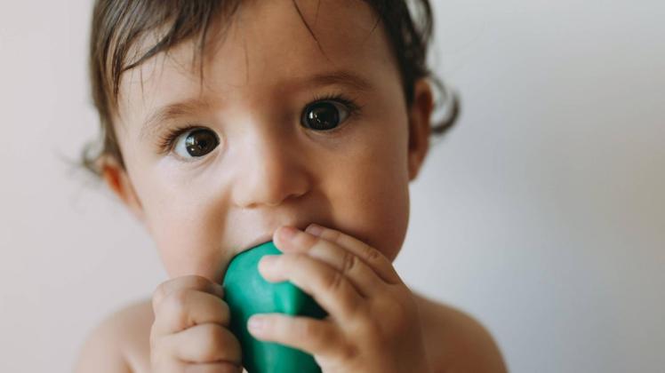 Bei Spielzeug für Kinder unter drei Jahren und Spielzeug, das in den Mund genommen werden kann, wird ab dem 4. November der Grenzwert für Phenol gesenkt. Foto: Imago/Westend61 Bei Spielzeug für Kinder unter drei Jahren und Spielzeug, das in den Mund genommen werden kann, wird ab dem 4. November der Grenzwert für Phenol gesenkt. Foto: Imago/Westend61