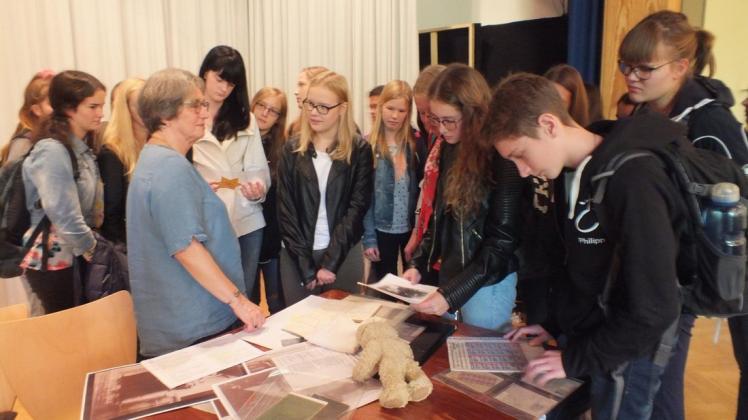 Die Schüler nutzen die Gelegenheit zum persönlichen Gespräch mit Rozette Kats. Foto: Anke Herbers-Gehrs