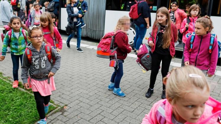 Ein Foto aus dem Jahr 2017: Der Schulbus zur Grundschule Atter ist oft so voll, dass Eltern ihre Kinder lieber wieder mit dem Auto zur Schule bringen. Auch anderthalb Jahre später hat sich an der Situation nichts geändert. 