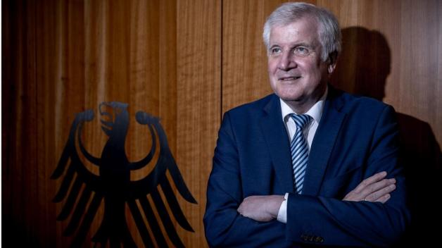 Im Interview geht Seehofer die AfD scharf an. Foto: Michael Kappeler/dpa Im Interview geht Seehofer die AfD scharf an. Foto: Michael Kappeler/dpa
