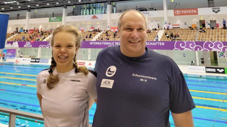 Katherina Rösler unterbot bei den Internationalen Deutschen Meisterschaften in Berlin die Norm für die Weltmeisterschaften und freute sich danach mit Trainer Andŕe Wilde.
