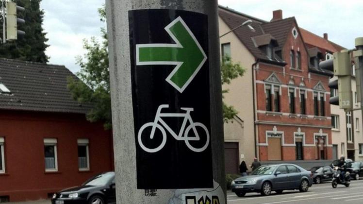 CDU und BOB wollen den Grünpfeil für Radfahrer etablieren. 2015 hatten Unbekannte in Osnabrück derartige Aufkleber an einigen Ampeln angebracht – doch der Hinweis war nicht offiziell, die Aufkleber wurden entfernt. Archivfoto: Constantin Binder