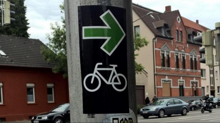 CDU und BOB wollen den Grünpfeil für Radfahrer etablieren. 2015 hatten Unbekannte in Osnabrück derartige Aufkleber an einigen Ampeln angebracht – doch der Hinweis war nicht offiziell, die Aufkleber wurden entfernt. Archivfoto: Constantin Binder