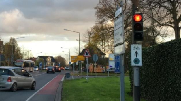 An der Hannoverschen Straße gibt es bereits ein ähnliches Schild wie den Grünpfeil. Das Schild erlaubt Radfahrern das Überfahren der roten Ampel. Foto: Daniel Doerk