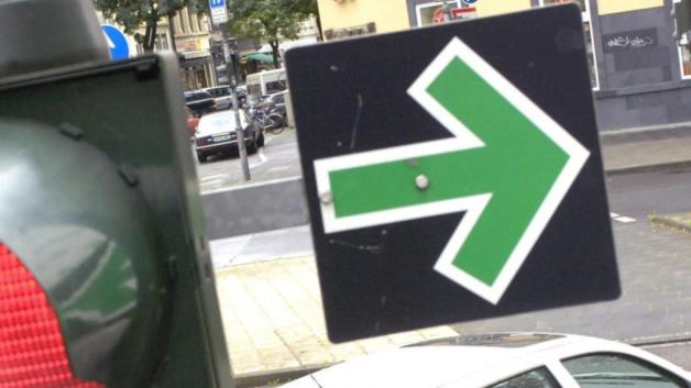 Der Grünpfeil – Zeichen 720 der Straßenverkehrsordnung. Er gilt für alle Fahrzeuge, ohne Ausnahme. Archivfoto: ZDK