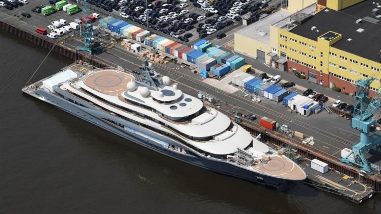 Diese Luftaufnahme zeigt die Megayacht mit dem Projektnamen "Shu" auf der Weser an der Lürssen Werft in Bremen-Vegesack. Foto: dpa