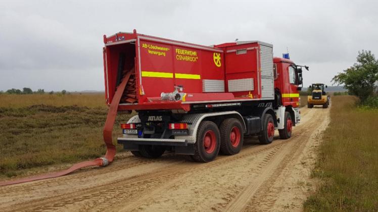 13 Einsatzkräfte mit acht Fahrzeugen aus Osnabrück haben sich am Mittwoch mit einem Spezialgerät – einem sogenannten "Hytrans Fire System" – auf den Weg zur WTD gemacht. 