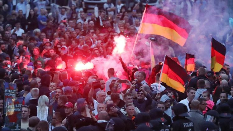Am Rande der Demonstrationen in Chemnitz ereignete sich ein Streitgespräch zwischen Demonstranten des rechten Lagers und einer weiblichen Gegendemonstratin. Fotos: dpa